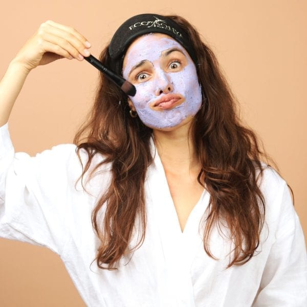 Kvinne som bruker face compost mask fra Eco By Sonya Purple